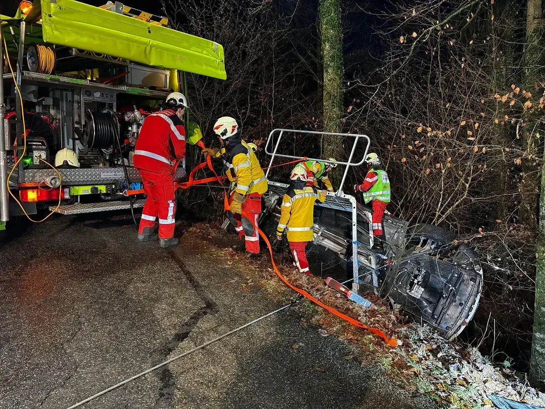 Die Feuerwehr Turbenthal-Wila-Wildberg im Einsatz nach einem Unfall bei Glatteis. Unfall in Wila